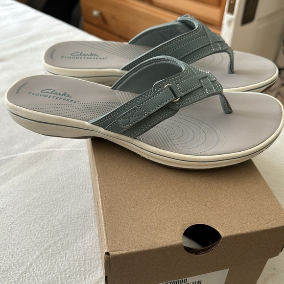 Clarks flip flops - cloud stoppers by Clark’s - Never worn - NIB blue, size 9 - Picture 2 of 5